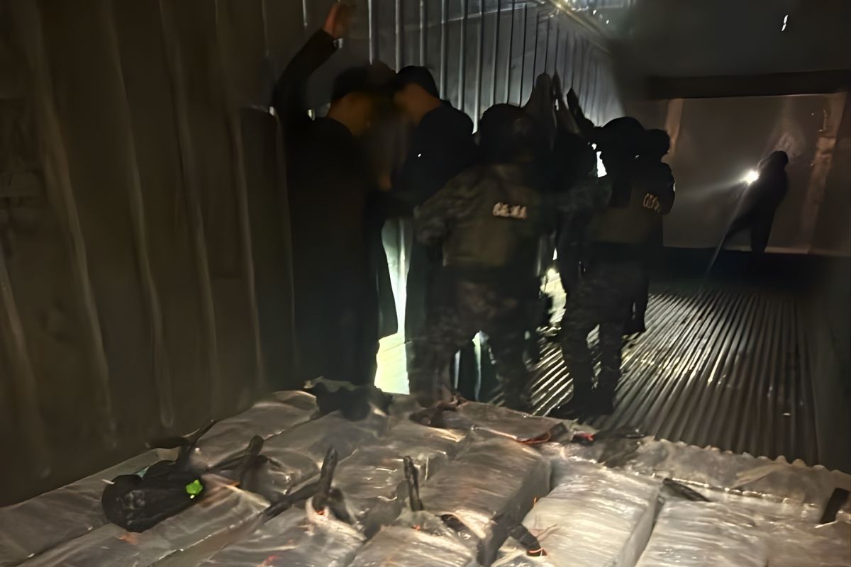 Policía recuperó droga y parte de cargamento millonario de celulares robados en Guayaquil