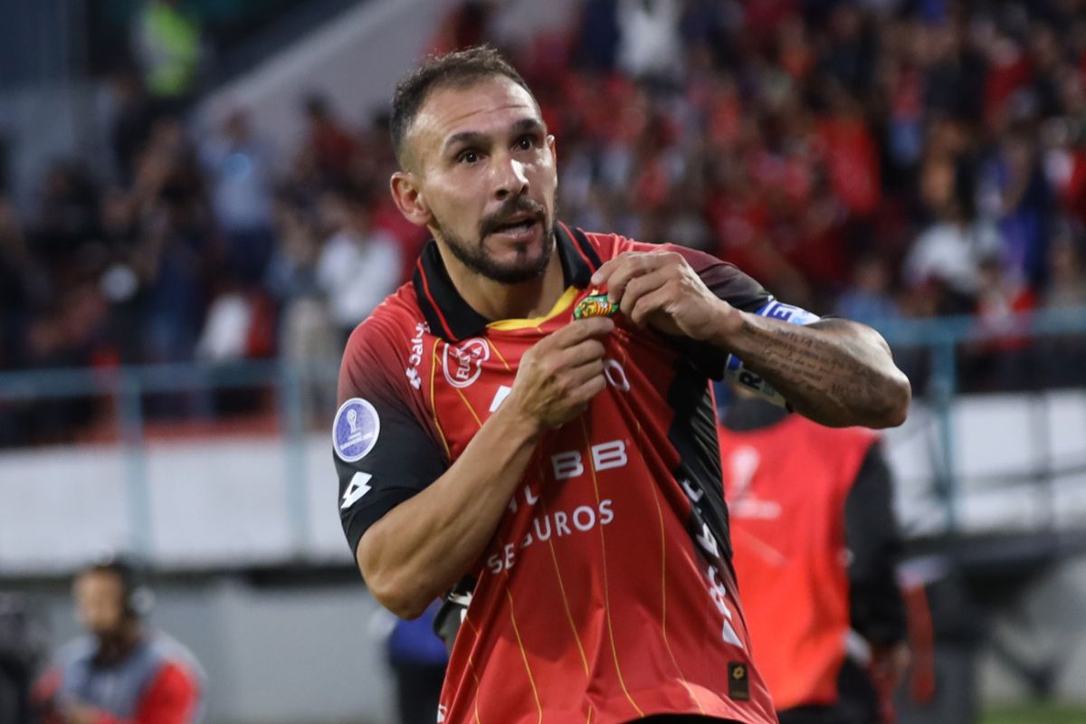 Deportivo Cuenca sorprendió al Santos con un gol olímpico