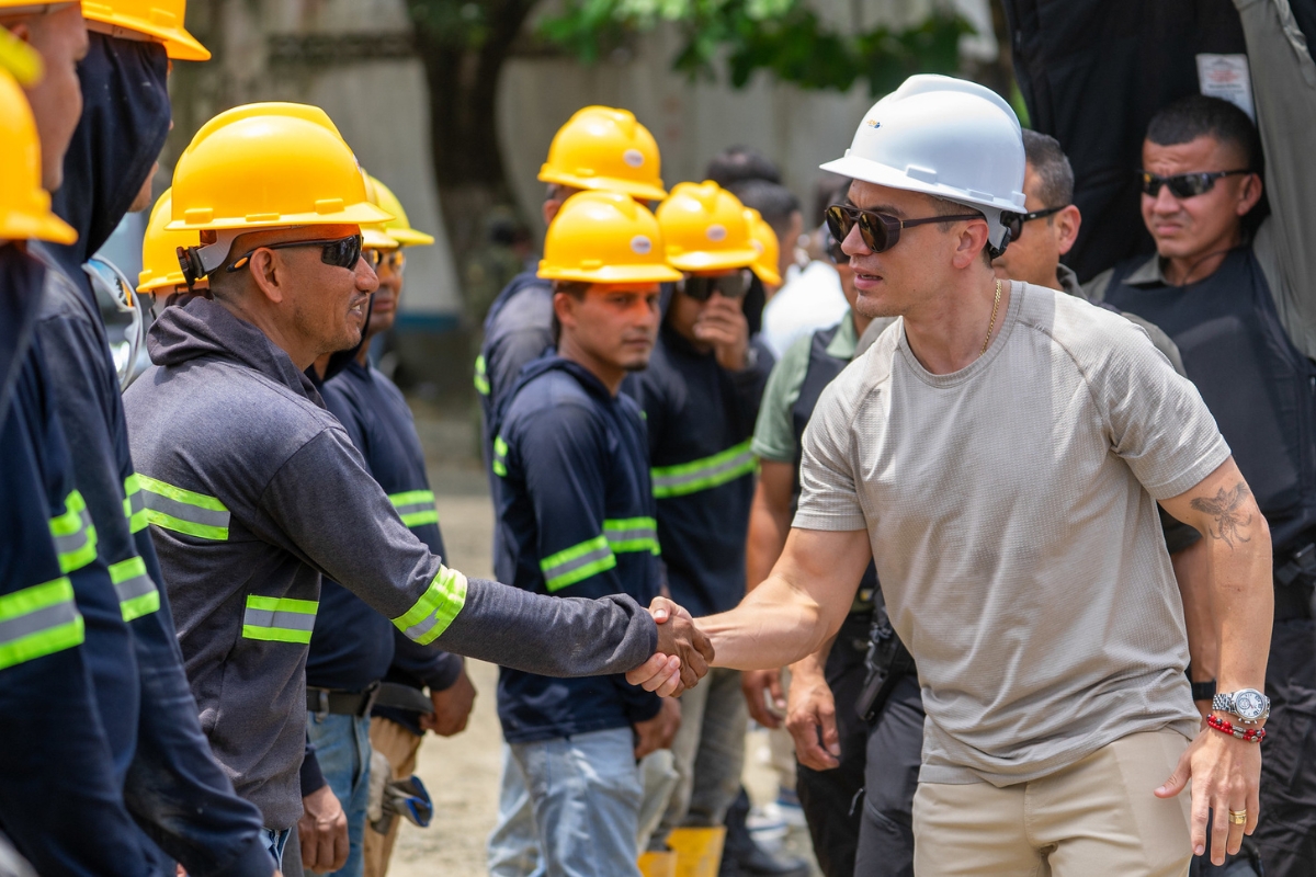 Daniel Noboa inspecciona obras en Chone