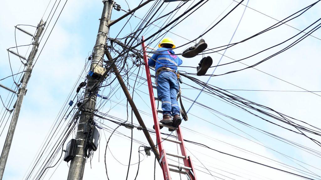 Ecuador pierde más electricidad de la que se contrató en barcazas