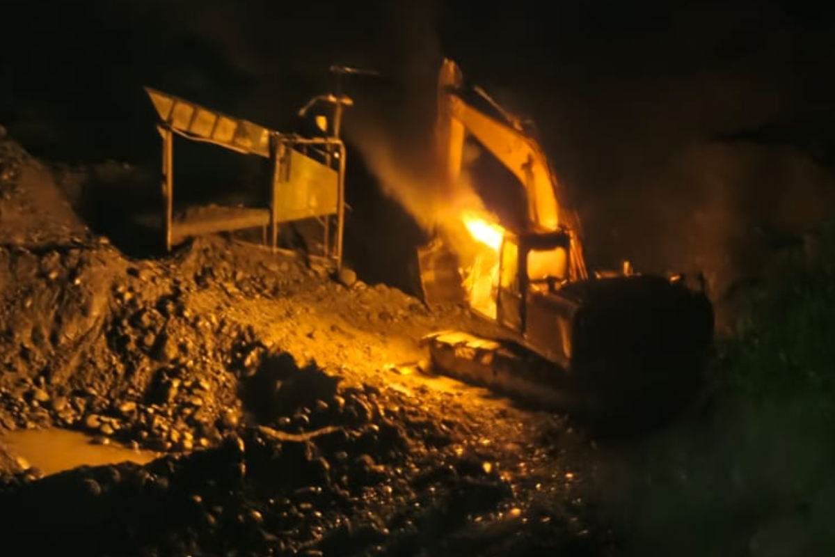 Ejército destruye maquinaria de minería ilegal en Napo