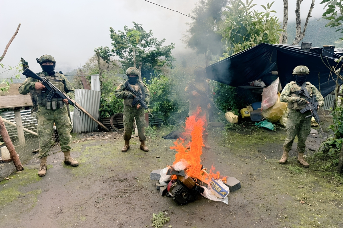Ejército ecuatoriano desmantela campamento de minería ilegal en Buenos Aires, Imbabura