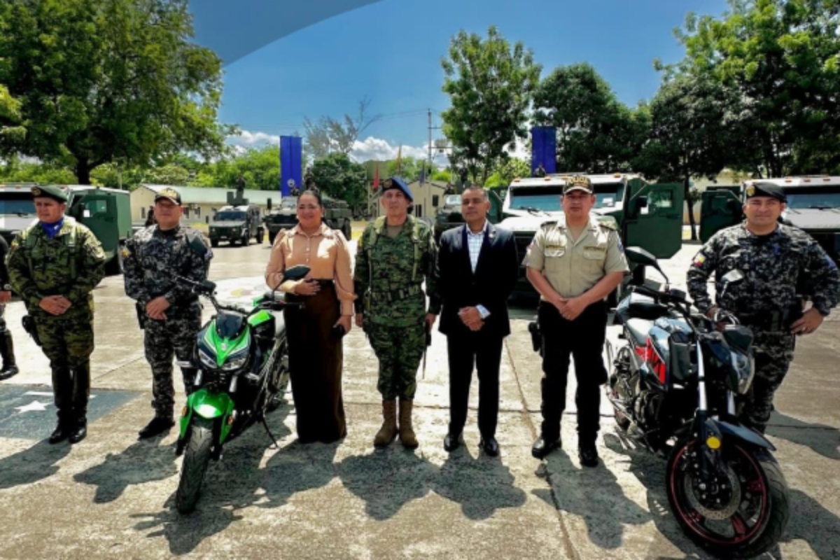 Bloque de Seguridad en Manabí recibe vehículos blindados y motocicletas