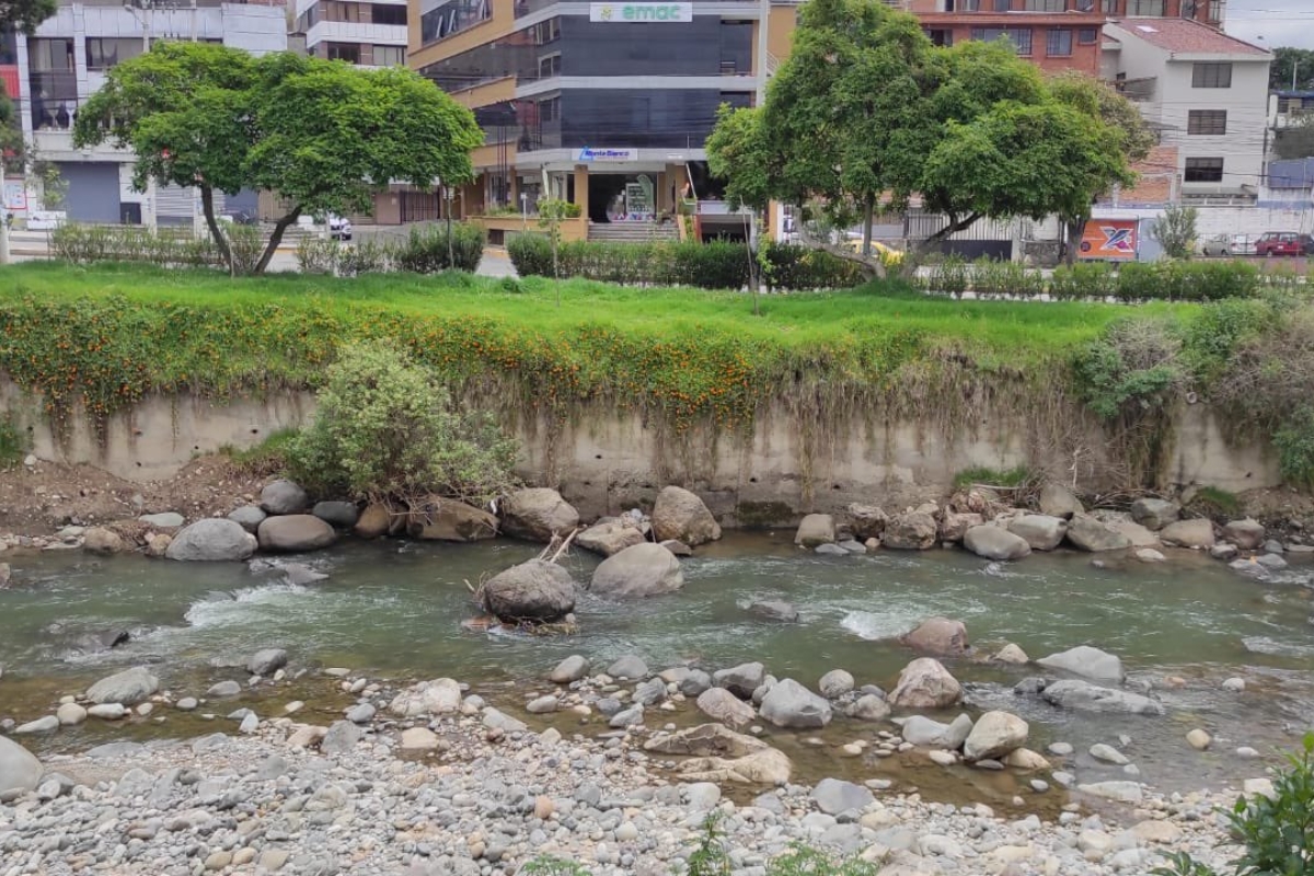 Etapa EP responde a alerta ciudadana sobre el río Tomebamba, en Cuenca