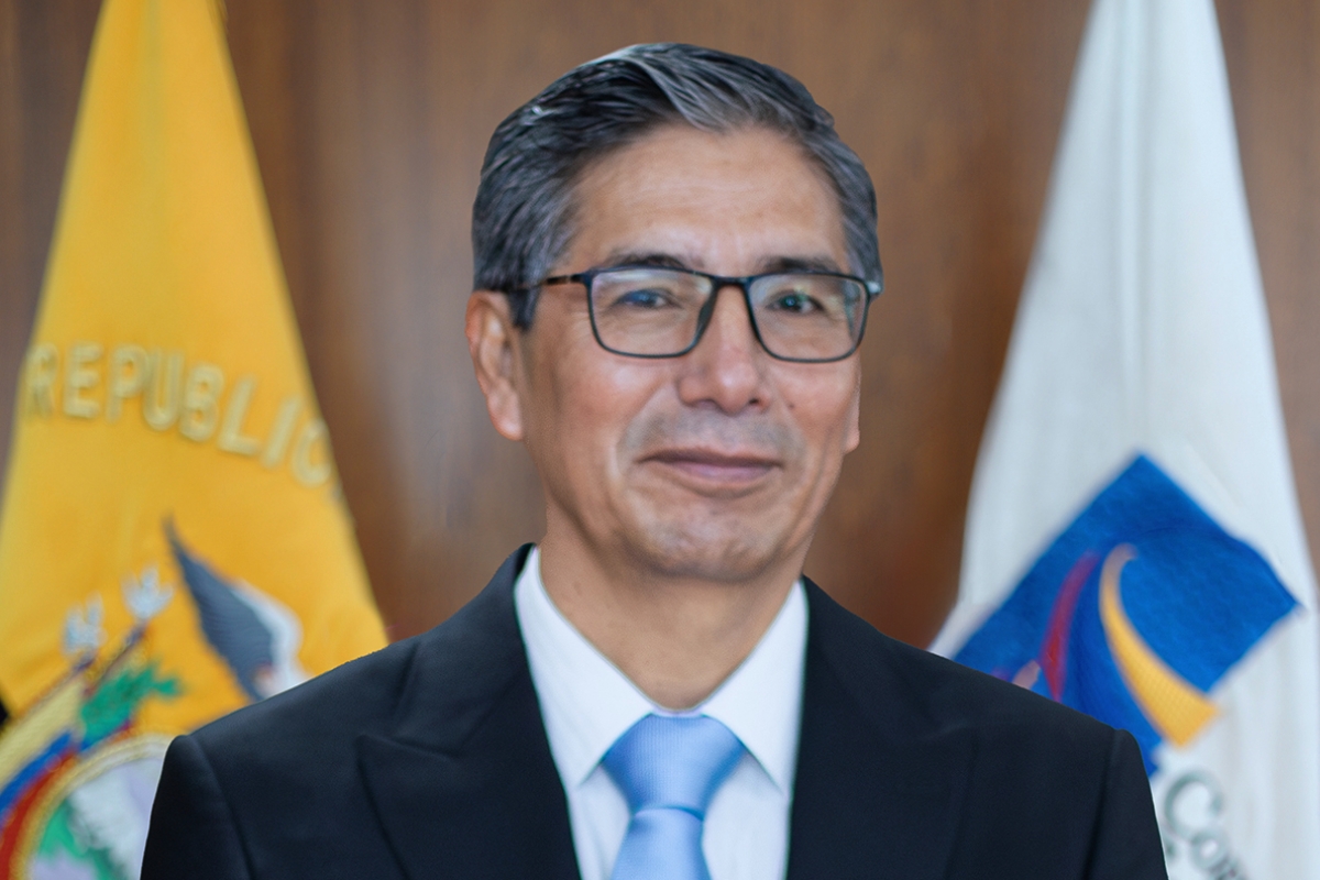 Corte Constitucional debe aceptar la renuncia del juez Raúl renuncia a la Corte Constitucional