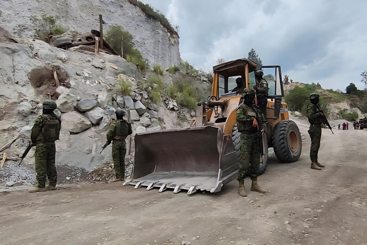 Militares decomisan maquinaria en operativo contra minería ilegal en Riobamba