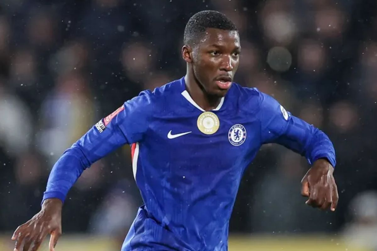 Manchester City golea al Chelsea de Moisés Caicedo y Piero Hincapié se preocupa