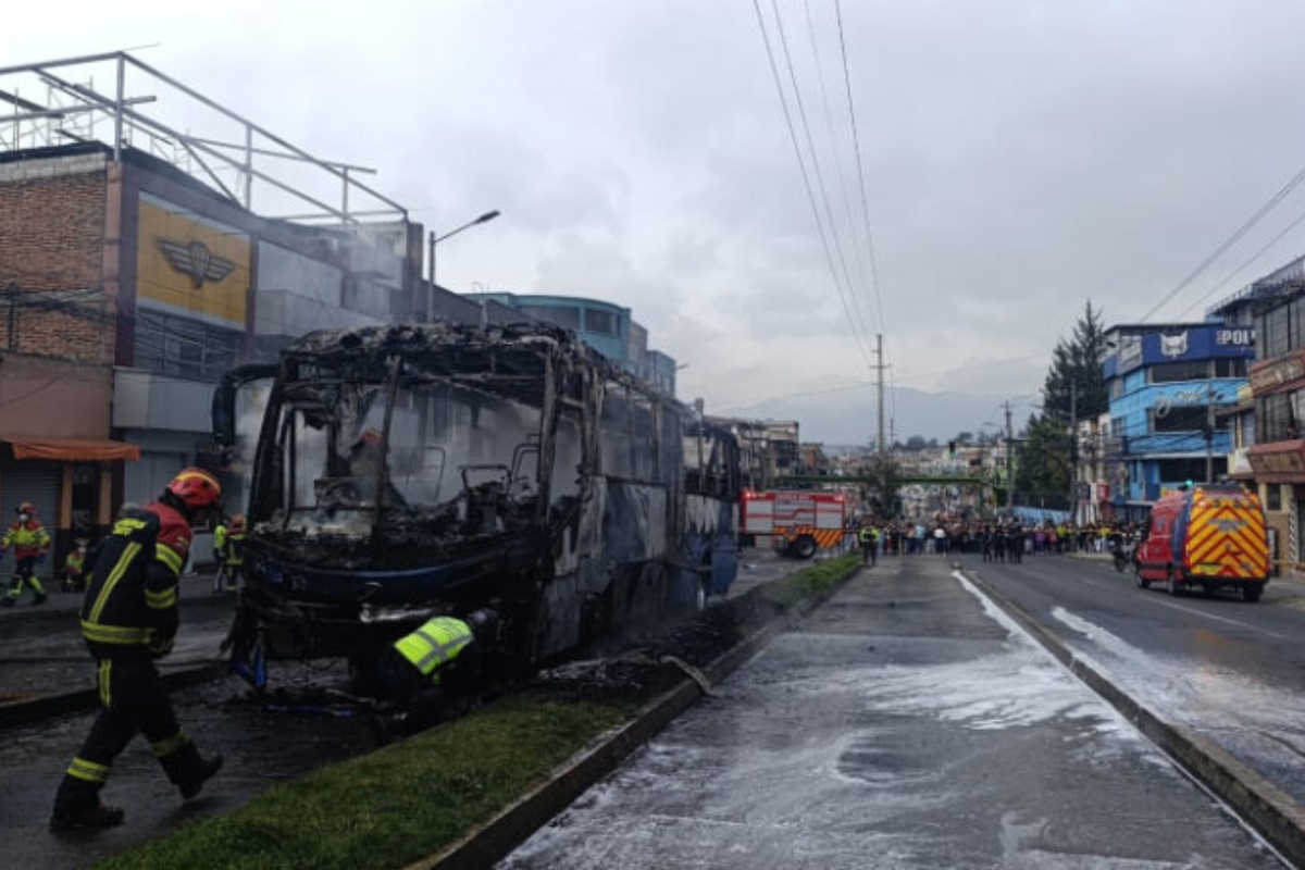 Municipio de Quito inicia investigación tras siniestro con bus que dejó dos fallecidos en medio de incendio