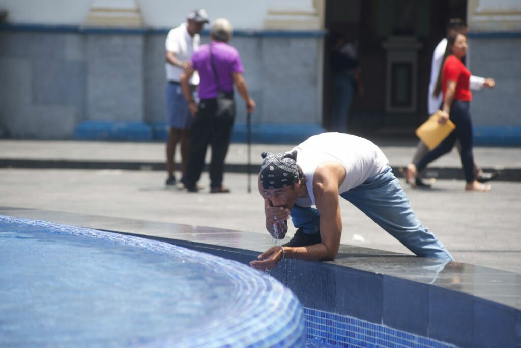 Guayaquil afronta una ola de calor alertada por el calor.