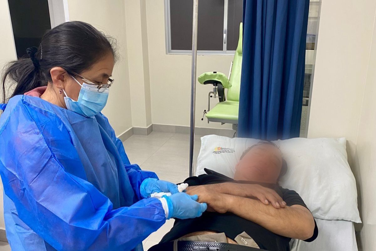 Ministerio de Salud defiende reorganización del personal, mientras gremio alerta riesgos por salida de médicos en Ecuador