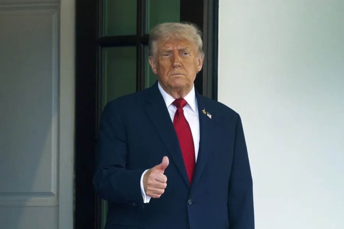 Trump afirma que Ormuz está abierto y plantea asociarse con Irán para extraer uranio