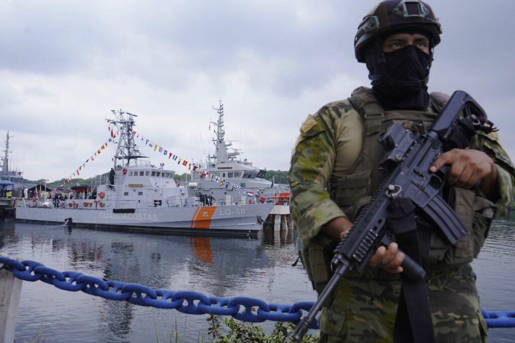 Ecuador fortalece seguridad marítima con lancha donada por EE.UU.