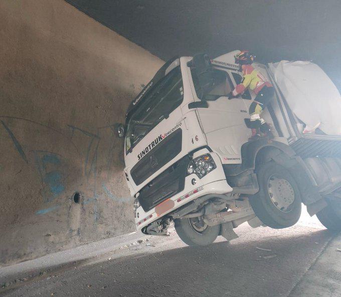 Camión accidentado en el puente San Blas en Quito