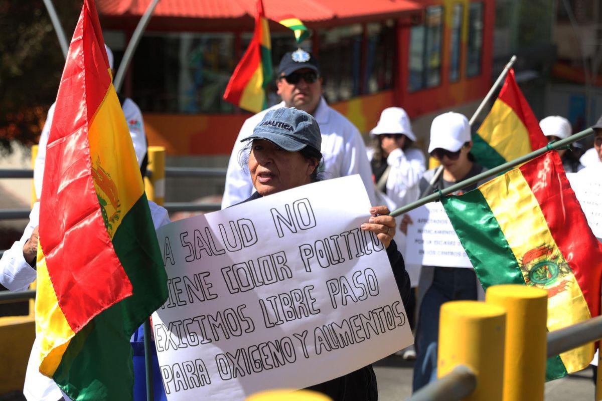 Médicos bolivianos protestan por crisis causada por bloqueos