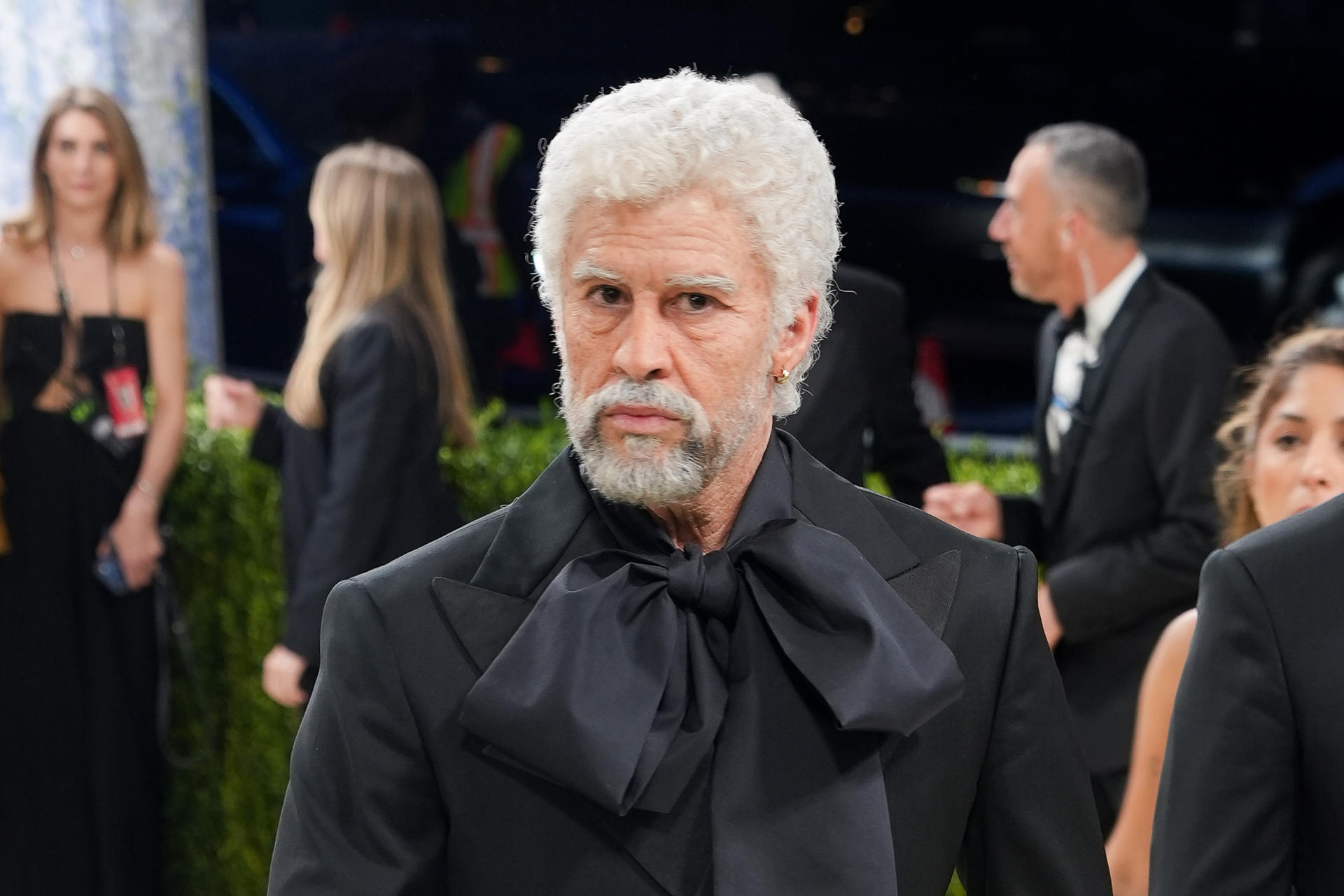 Bad Bunny sorprende en la Met Gala 2026 con guiño a Johnny Pacheco