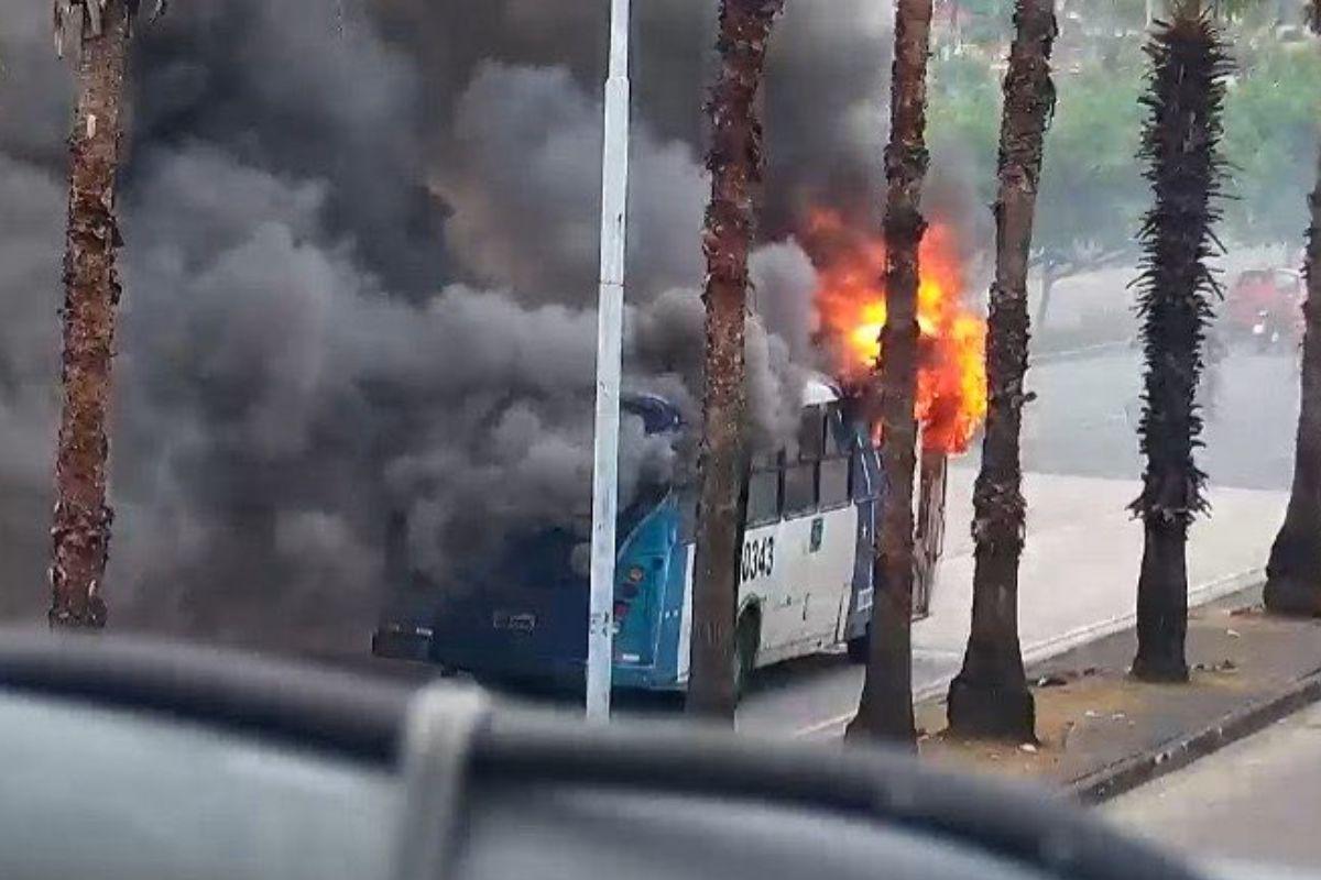 Incendio de bus en Guayaquil causa cierre vial este lunes 4 de mayo