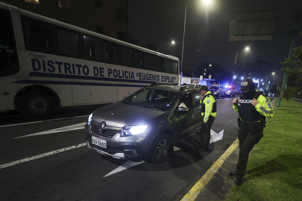 1 735 detenidos por la Policía en siete días de toque de queda nocturno en Ecuador