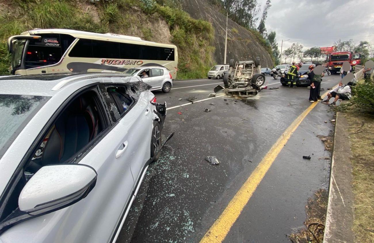 Cinco personas heridas en un choque múltiple en la Av. Simón Bolívar, en Quito, este 30 de mayo
