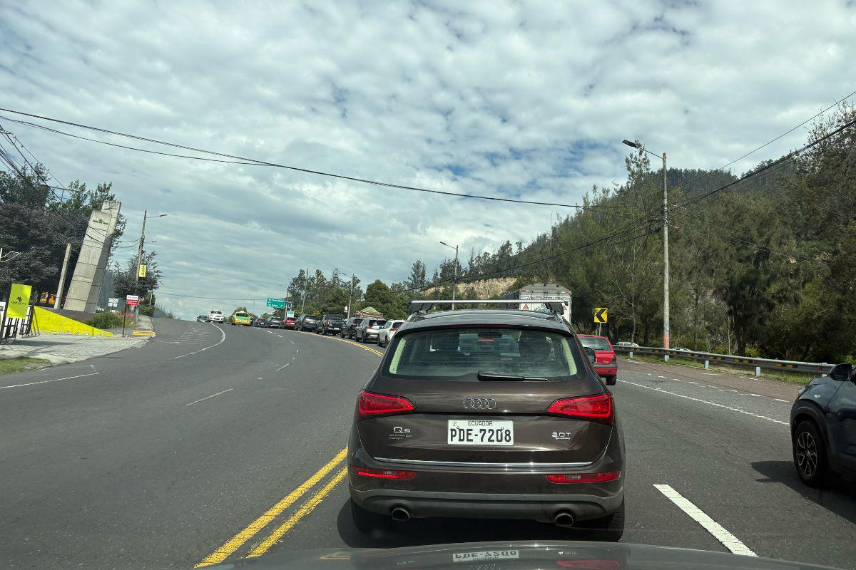 Caos por tráfico en Quito tras recorte de transporte este martes 5 de ...