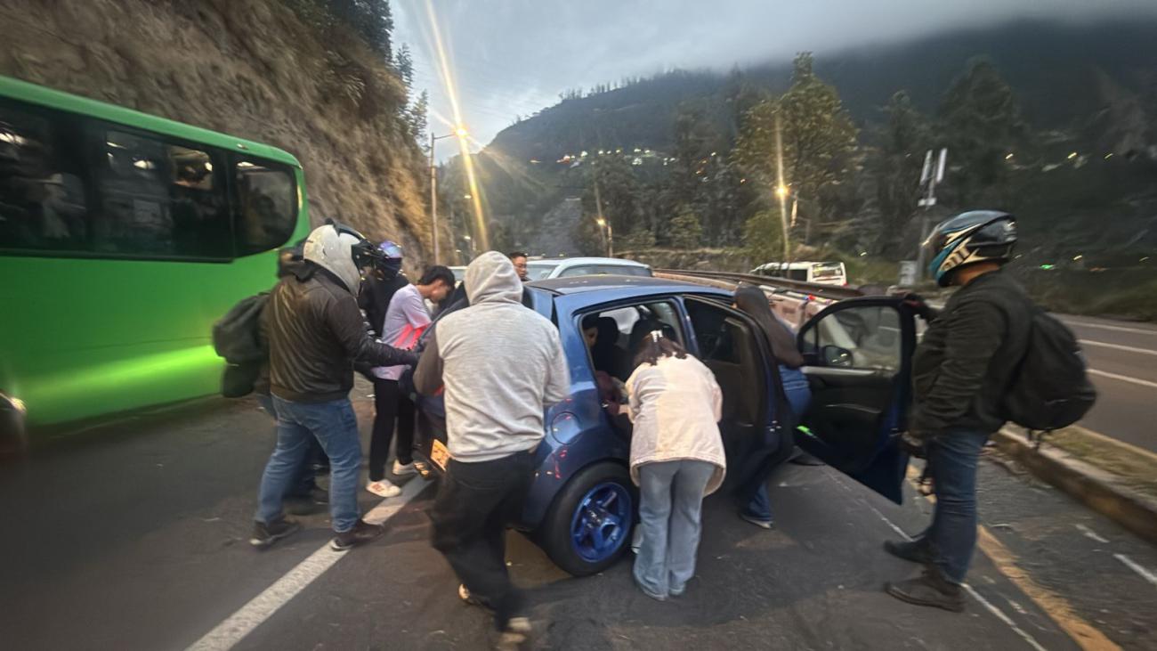 Siniestro en Guápulo deja cuatro heridos y cierre vial en la Simón Bolívar, Quito