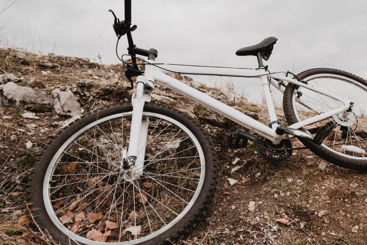 Choque entre camión y bici deja un fallecido en Tumbaco, Quito
