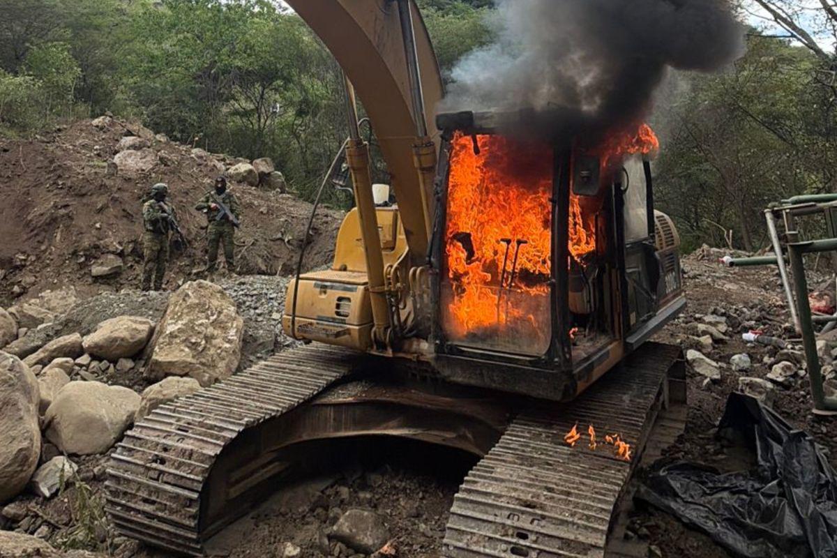 Maquinaria pesada fue inhabilitada en operativo contra minería ilegal en Loja
