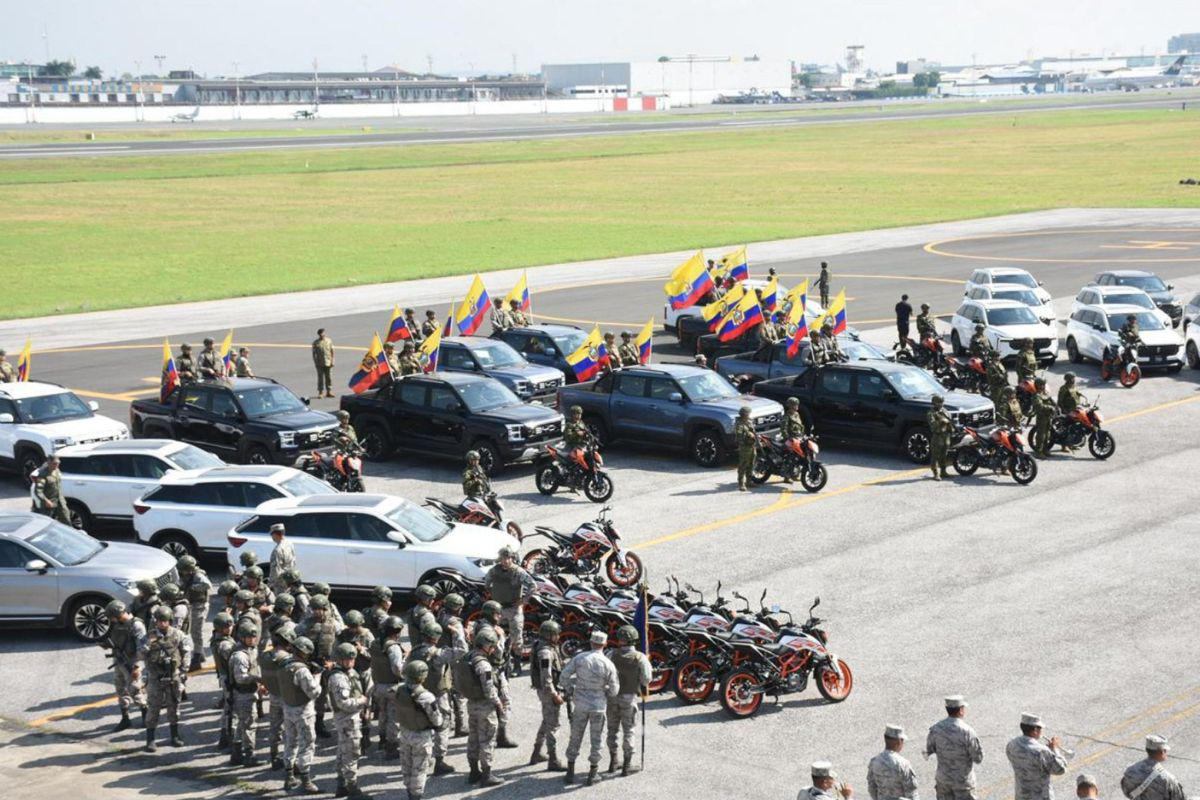 Gobierno entrega 139 vehículos y motocicletas a las FF.AA.
