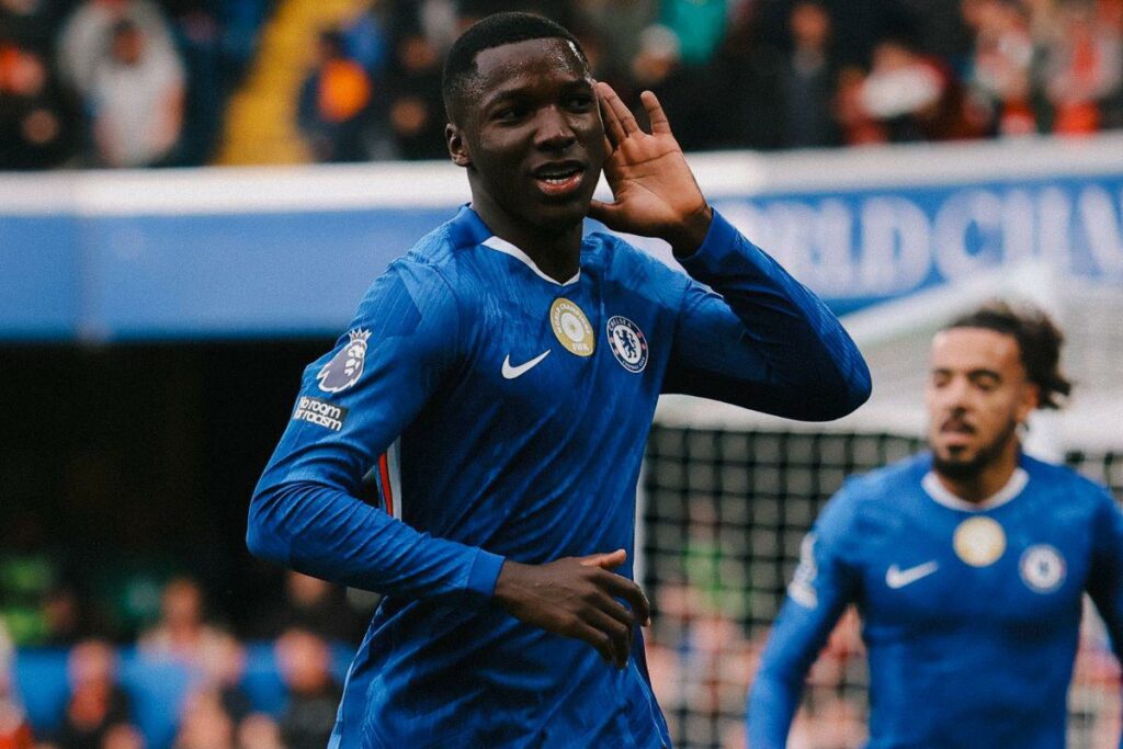 Moisés Caicedo en un partido del Chelsea frente al Liverpool en la Premier League.