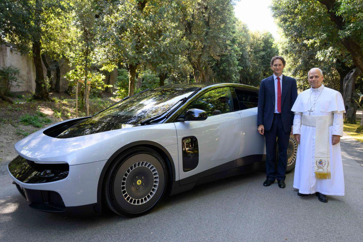 Papa León XIV cambió el papamóvil por un Ferrari eléctrico por unos minutos
