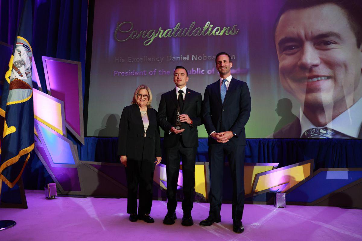 Daniel Noboa recibe premio en Estados Unidos por liderazgo y cooperación en seguridad