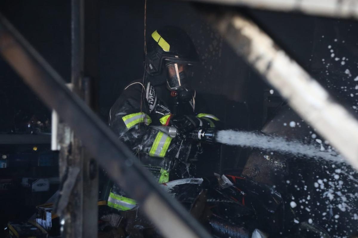 Incendio estructural se registró en local comercial de Quito
