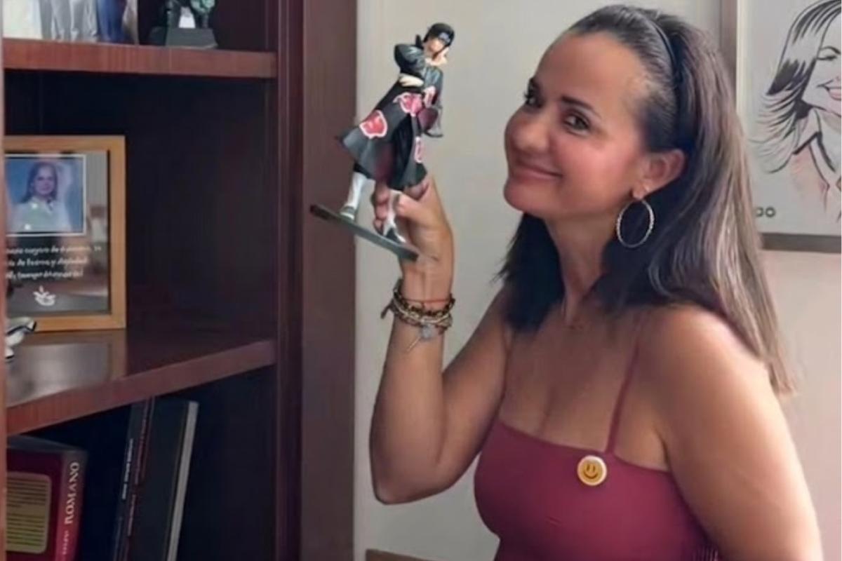 Marcela Aguiñaga recoge sus cosas de la Prefectura de Guayas