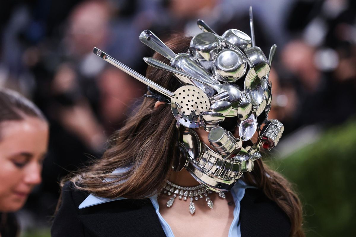 Una máscara con cucharas, Bad Bunny anciano y un dólar como antifaz desatan conversación en la Met Gala 2026