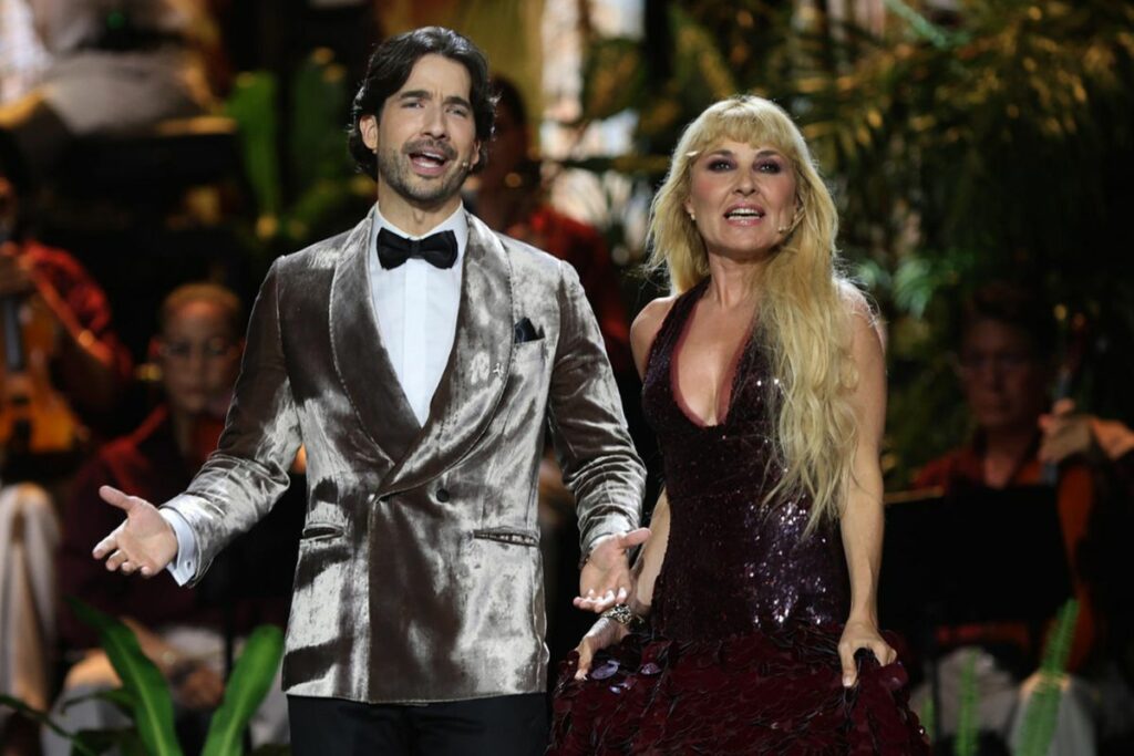 Los actores Carlos Torres y Cayetana Guillén fueron los presentadores de la gala de los Premios Platino 2026.