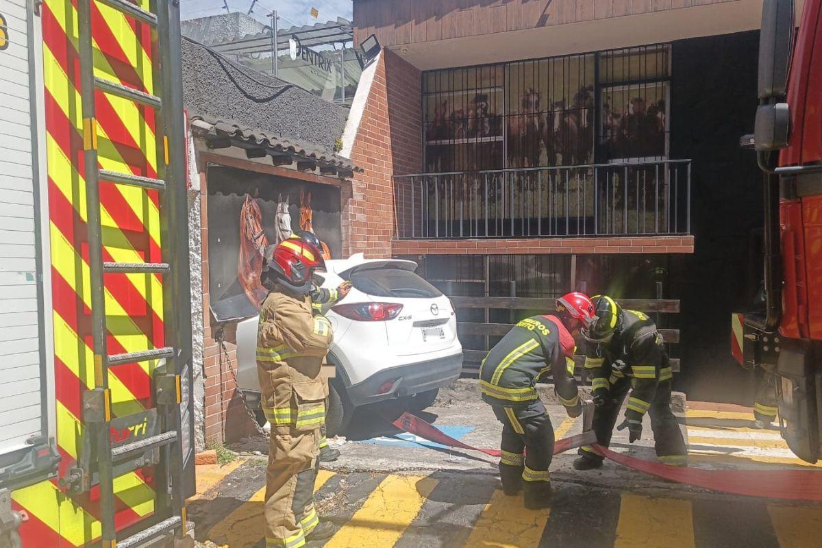 Choque contra clínica dental deja dos heridos y cierre vial en el norte de Quito