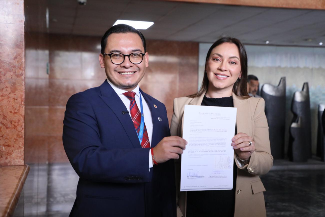 Asambleístas presentan proyecto para el día de Ecuador