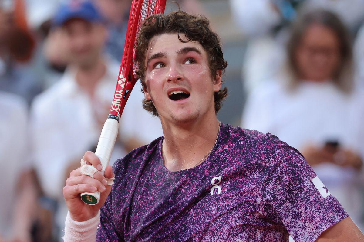 Fonseca, de 19 años, derriba a Djokovic y sacude Roland Garros