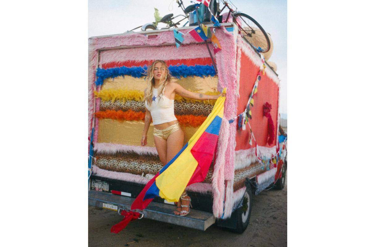Tras su paso triunfal por Coachella 2026, la artista colombiana amplía su gira mundial a 63 estadios