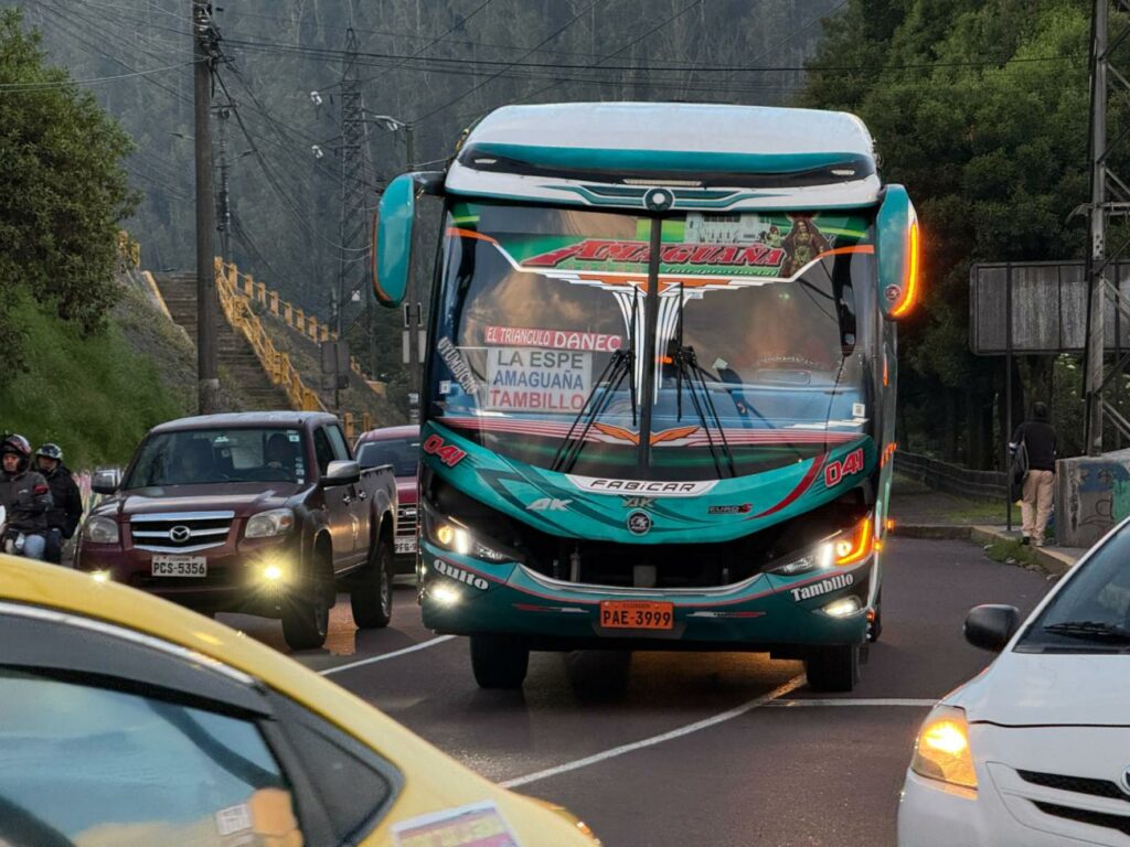 Crisis de buses reabre la discusión sobre si el sector privado debe ...