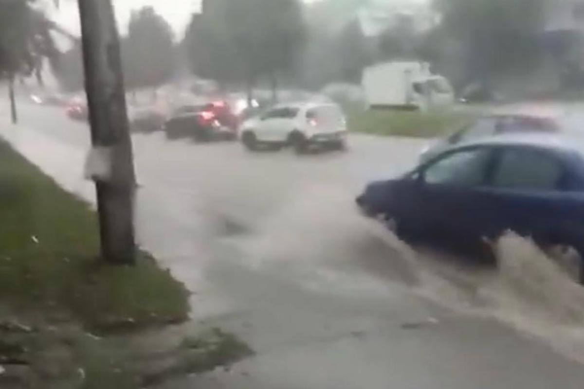 Cierre vial en Quito por intensas lluvias