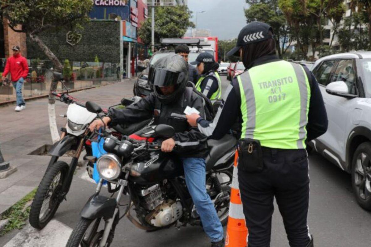 Motos sin placas lideran retenciones en los operativos en Quito