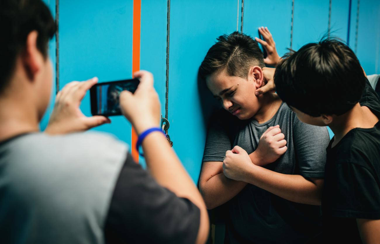 Qué deben hacer los padres si saben que si hijo es acosado dentro o fuera del colegio o la escuela en Ecuador