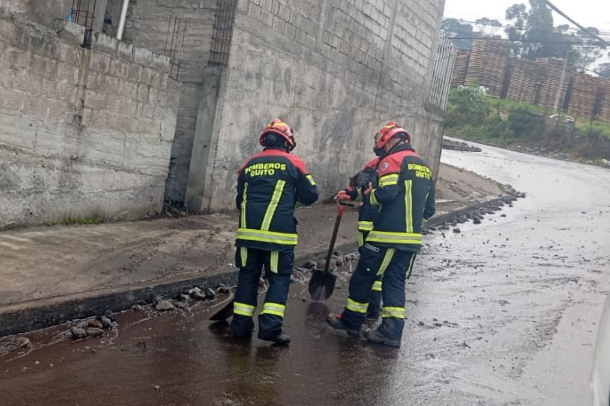 Sur de Quito bajo alerta por desbordamiento y arrastre de lodo tras fuerte lluvia