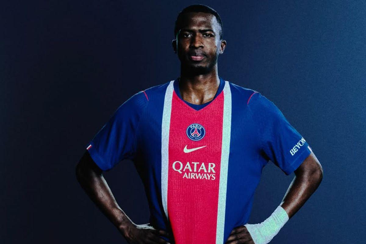 Willian Pacho, estrella en lanzamiento de nueva camiseta del PSG