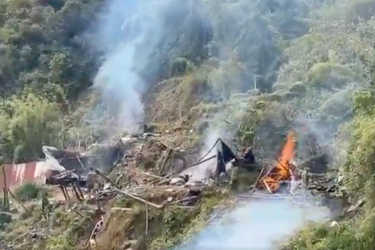 Ejército de Ecuador destruye campamentos de minería ilegal en parque Podocarpus