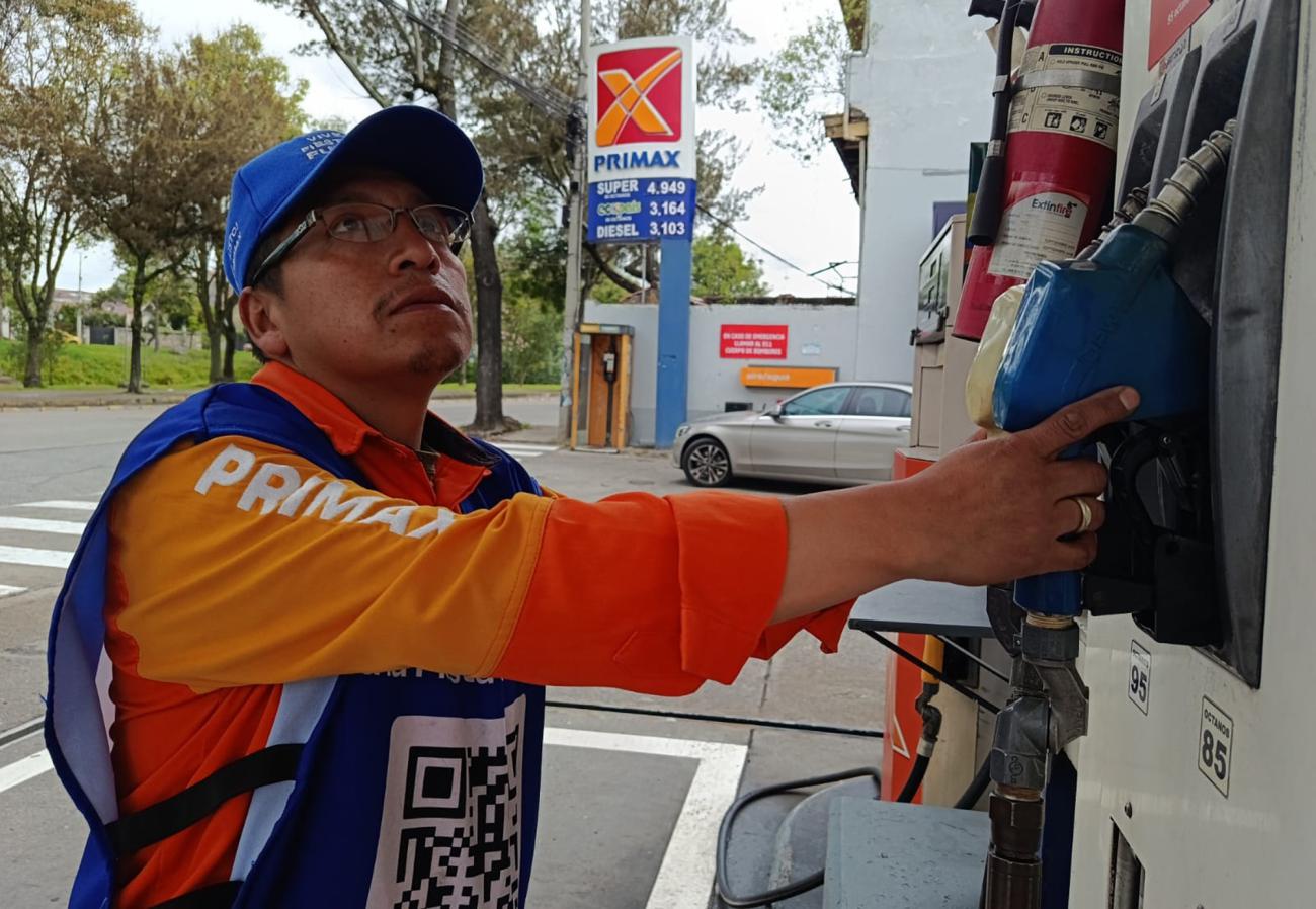 Ecuador enfrenta seis días de escasez de gasolina; Gobierno apunta a varios factores