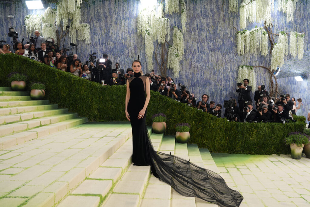 Cara Delevingne posa este lunes, durante la alfombra roja de la Met Gala, en Nueva York (EE.UU.).