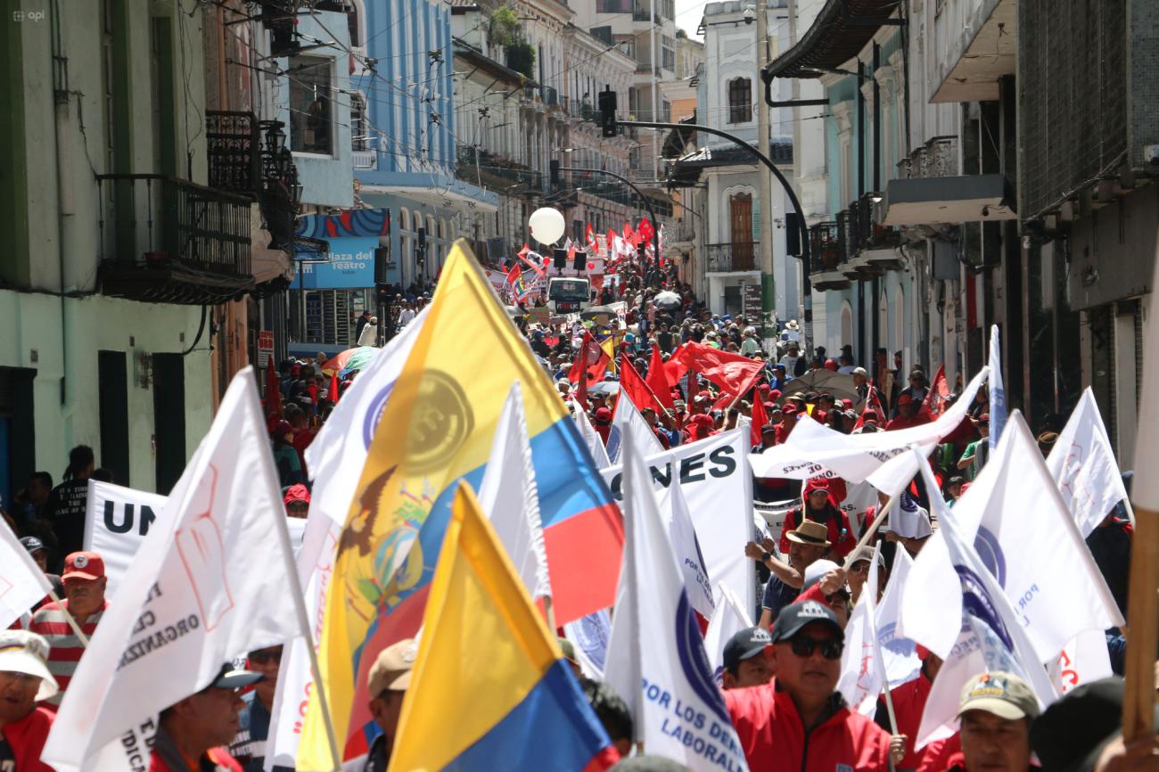 Marchas en Ecuador exigen estabilidad laboral y salud