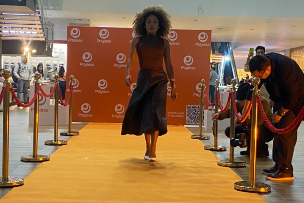 Una modelo desfila utilizando zapatos formales Payless.