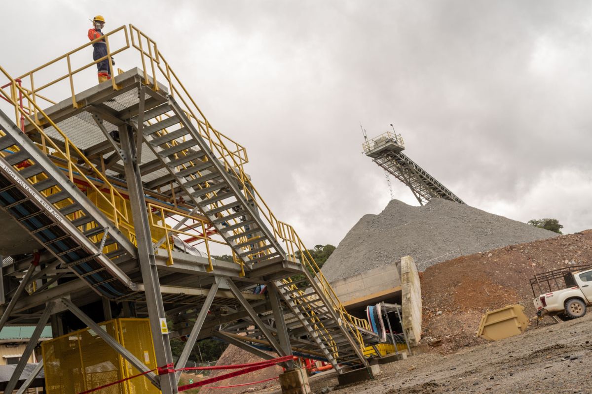 Los proyectos mineros en Ecuador siguen esperando en medio del alza del oro